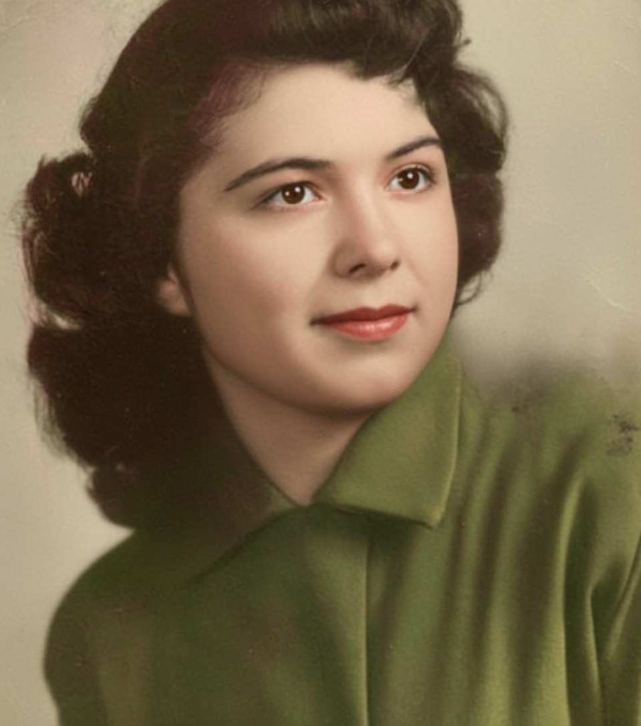 colorize black and white photo of a woman